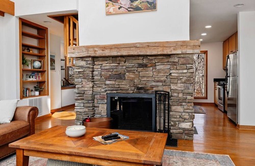 Wintergreen House | New Listing! 3 min to ski w/hot tub and fireplace. Dog-friendly!
