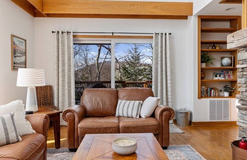 Wintergreen House | New Listing! 3 min to ski w/hot tub and fireplace. Dog-friendly!