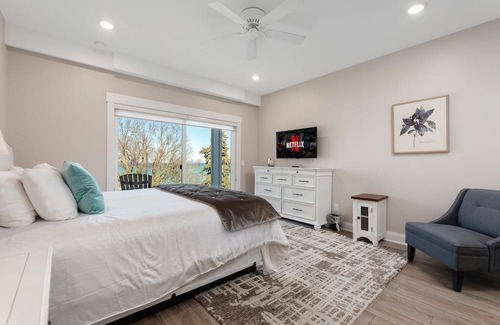 Traverse City Condo | ♛ 539 Bay St ⁀➷ Luxury Downtown 2BDR Lake View Penthouse Condo steps to Beach! ➠ 302W