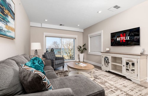 Traverse City Condo | ♛ 539 Bay St ⁀➷ Luxury Downtown 2BDR Lake View Penthouse Condo steps to Beach! ➠ 302W