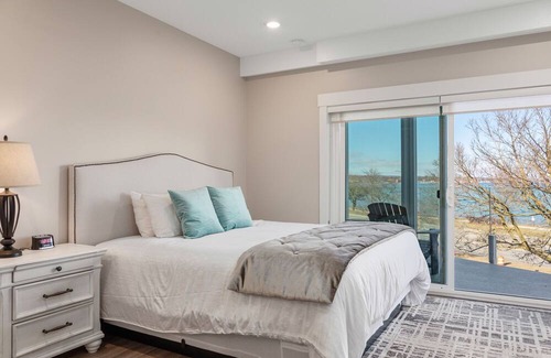 Traverse City Condo | ♛ 539 Bay St ⁀➷ Luxury Downtown 2BDR Lake View 2nd Floor Condo on West Bay ➠ 203E