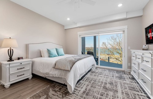 Traverse City Condo | ♛ 539 Bay St ⁀➷ Luxury Downtown 2BDR Lake View 2nd Floor Condo on West Bay ➠ 203E