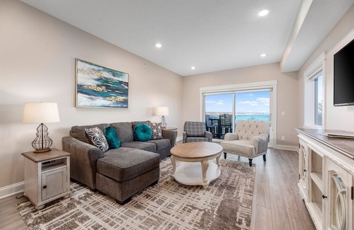 Traverse City Condo | ♛ 539 Bay St ⁀➷ Luxury Downtown 2BDR Lake View Penthouse Condo steps to Beach! ➠ 402W
