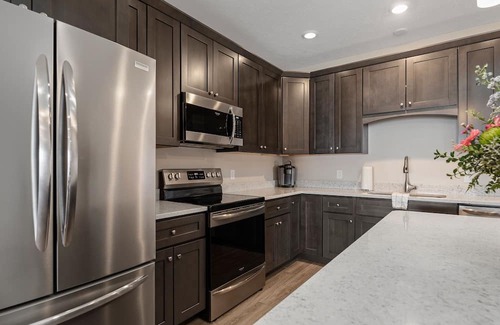 Traverse City Condo | ♛ 539 Bay St ⁀➷ 2BDR Lake View 1st Floor Condo steps to Beach! ➠ 103E