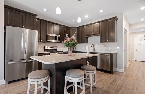 Traverse City Condo | ♛ 539 Bay St ⁀➷ 2BDR Lake View 1st Floor Condo steps to Beach! ➠ 103E