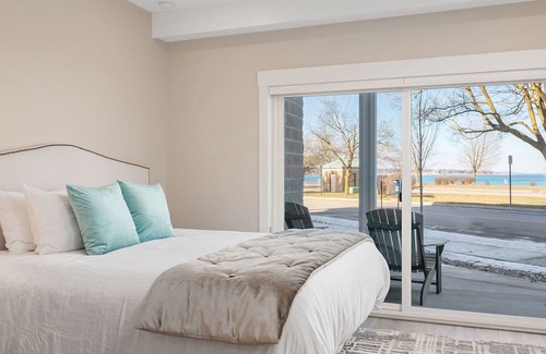 Traverse City Condo | ♛ 539 Bay St ⁀➷ Luxury Downtown 2BDR Lake View 1st Floor Condo steps from Beach ➠ 102W