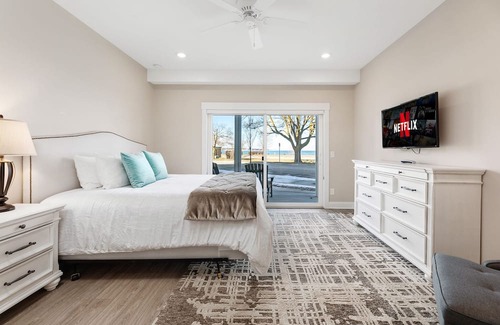 Traverse City Condo | ♛ 539 Bay St ⁀➷ Luxury Downtown 2BDR Lake View 1st Floor Condo steps from Beach ➠ 102W