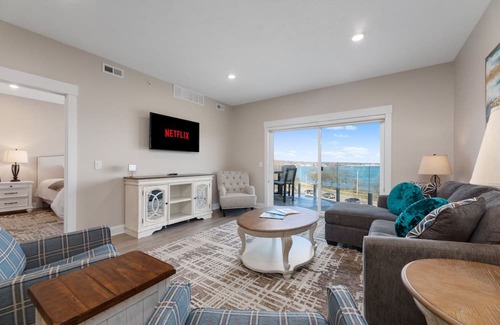 Traverse City Condo | ♛ 539 Bay St ⁀➷ 3BDR Lake View Penthouse Condo on West Bay ➠ 401W