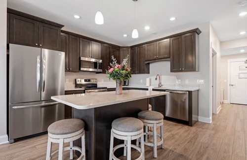 Traverse City Condo | ♛ 539 Bay St ⁀➷ 3BDR Lake View Penthouse Condo on West Bay ➠ 401W