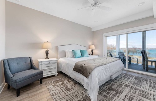 Traverse City Condo | ♛ 539 Bay St ⁀➷ Luxury Downtown 3BDR Lake View Penthouse Condo on West Bay ➠ 301W