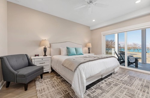 Traverse City Condo | ♛ 539 Bay St ⁀➷ Luxury Downtown 3BDR Lake View 2nd Floor Condo on West Bay ➠ 201W