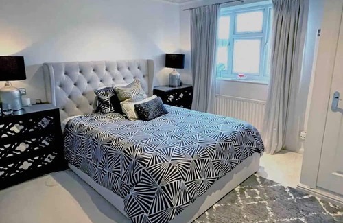 Runnymede House | Beautiful home - 5 mins Virgina Water & 20 mins Chiswick