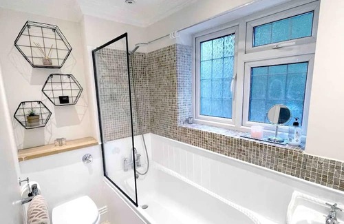 Runnymede House | Beautiful home - 5 mins Virgina Water & 20 mins Chiswick