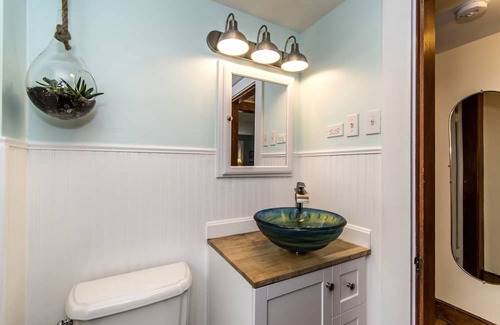 Kittery House | Bright, Open Maine Seacoast Cape Cottage - Close to Everything!