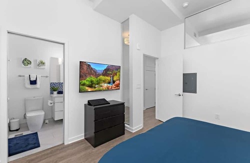 Downtown Kansas City Apartment | ! King Bed ! Downtown Highrise!