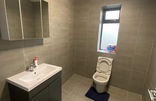 London Borough of Ealing Apartment | Very big and Luxury studio