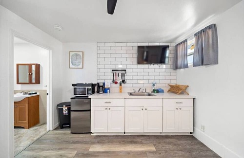 San Jacinto Apartment | Coastal Cottage Unit 5|BeachBox| Walk to Beach!