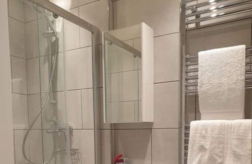 Putney Condo | Well located king bed studio 35 minutes from the heart of London. 1071 gr fl