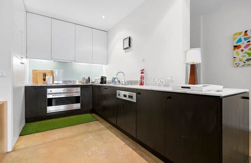 St Kilda Apartment | Spacious St Kilda Escape - City Views