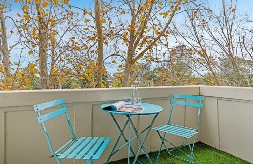 St Kilda Apartment | Spacious St Kilda Escape - City Views