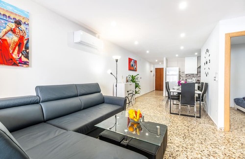 Torrevieja Apartment | Apartment 'Blanco' with Balcony, Wi-Fi and Air Conditioning