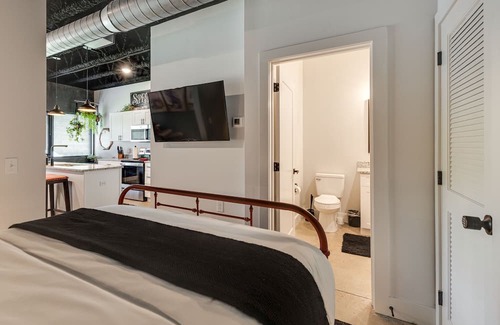 Nashville Apartment | NEW Studio with 2 Beds 7 mins to Broadway