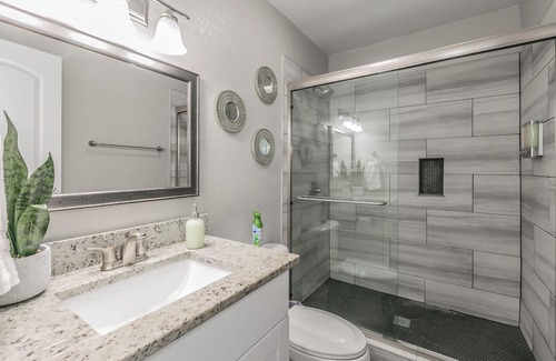 Arlington Apartment | Cozy 2BR Farmhouse Apt - Sleeps 8 - FREE Parking!