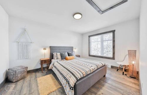 Chertsey Ski Chalet | Le Boheme - Lakeside chalet with spa