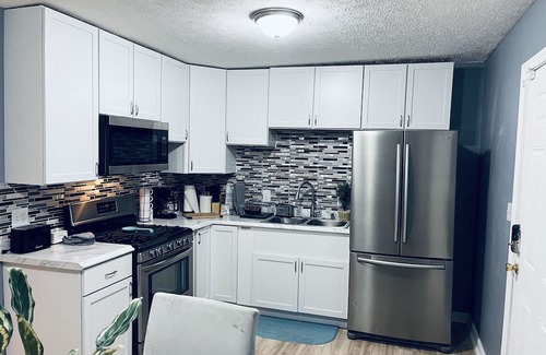 Cleveland House | Beautiful 3 BR Townhouse Near Downtown - Pet Friendly - Fenced Yard!