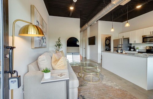 Nashville Apartment | Studio with 2 Queen Beds 7 mins to DT!
