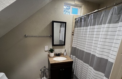 Roseville Apartment | Modern Studio With Full Kitchen & Bathroom