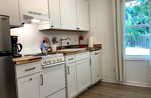 West End Apartment | Red Door Retreat:Low Pet Fee Tiny Home Near Dwntwn