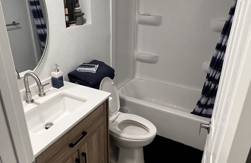 Holiday Shores House | Newly remodeled home by the river with w/ additional studio, 3 mi from Casinos!