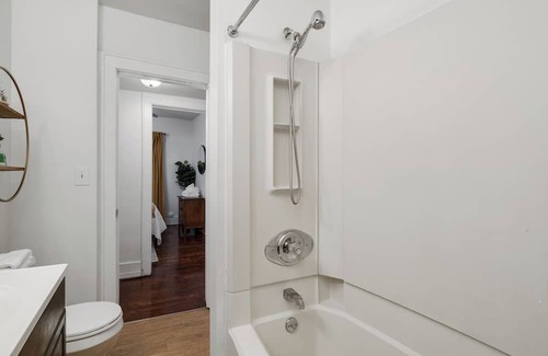 College Heights Apartment | Renovated Modern Unit| Walk to EMU | Short drive to UM and UM Hospital | Pets OK