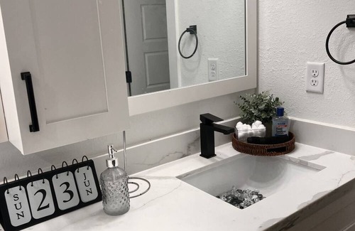 South Kansas City House | Spacious Luxury 3bdrm Family