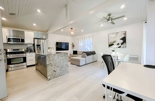 Park West House | Pristine 1BD/1BA Bungalow + Hot Tub