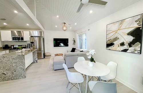 Park West House | Pristine 1BD/1BA Bungalow + Hot Tub