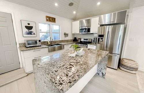 Park West House | Pristine 1BD/1BA Bungalow + Hot Tub
