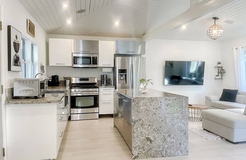 Park West House | Pristine 1BD/1BA Bungalow + Hot Tub