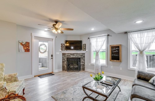 White Mills House | Pet-Friendly Sonora Farmhouse Escape: Petting Zoo!