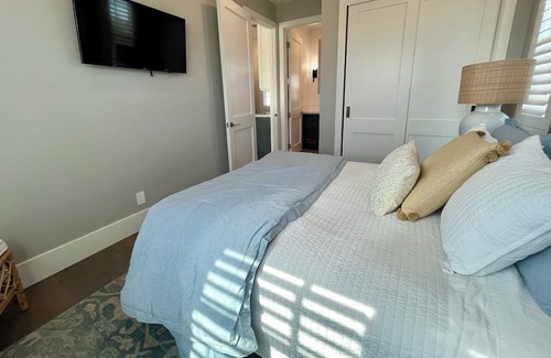 Sunset Park Apartment | Brand new furnished 1-bed apartment in Santa Monica in quiet neighborhood.
