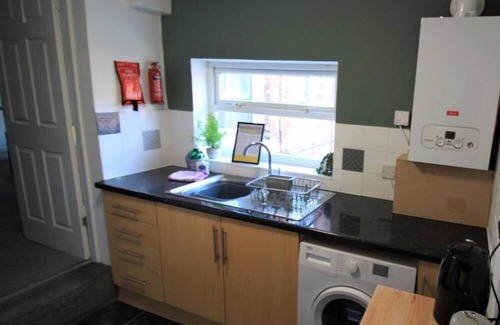 Gateshead Apartment | Spacious 4 bed flat with free parking