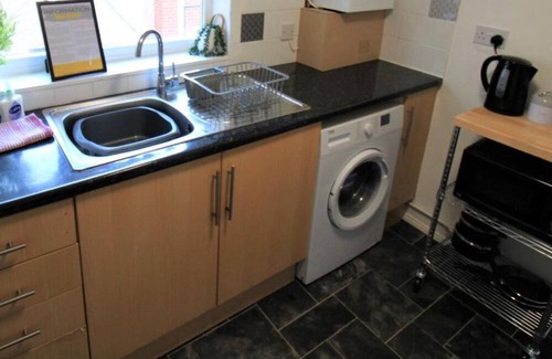 Gateshead Apartment | Spacious 4 bed flat with free parking