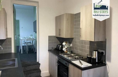 Gateshead Apartment | 3 bdrm flat 5 beds, free parking