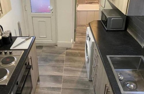 Gateshead Apartment | 3 bdrm flat 5 beds, free parking