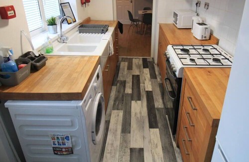 Gateshead Apartment | Cosy 3 bedroom apt free parking central location