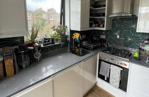 Shacklewell Apartment | Snug 1BD Flat with Balcony - Stoke Newington