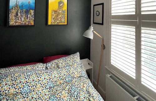 Shacklewell Apartment | Snug 1BD Flat with Balcony - Stoke Newington
