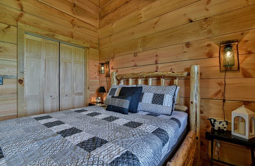 Hendersonville Cabin | Beautiful Log Cabin on Horse Farm The Holy Cow