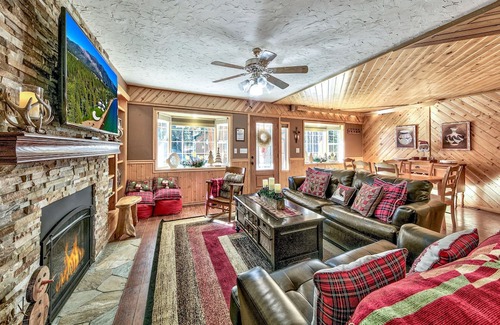 Montgomery Estates Cottage | The Lazy Bear's Den roomy 2 bedroom updated cabin,